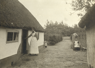 826289 Afbeelding van een diacones aan het werk als wijkverpleegster onder de landarbeiders te Soest.N.B. Deze ...